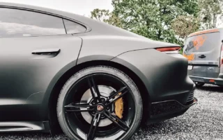 Auto wrapping van Porsche in zwart