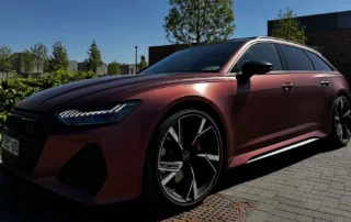 Donker rode carwrapping van Audi