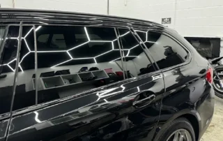 Getinte autoruiten in onze garage met honinggraad motief verlichting
