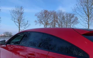 Rode auto met getinte ramen