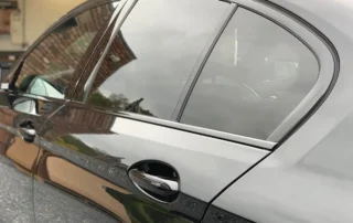 Auto met licht getinte achterruiten