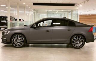 Volvo met getinte achterramen in Volvo garage