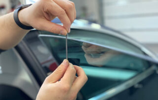 gedetailleerde afwerking van getinte ramen